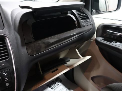 Used 2018 Dodge Grand Caravan SE w/ UConnect Hands-Free Group image 27