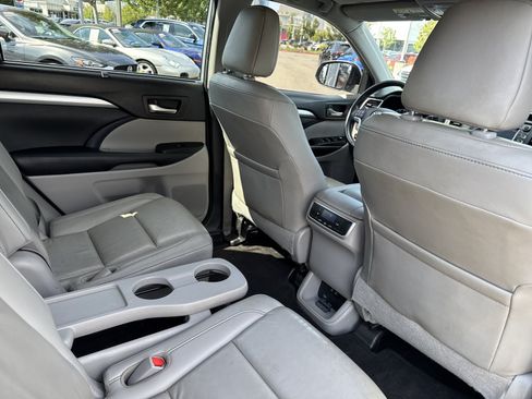 Used 2019 Toyota Highlander XLE FWD image 14