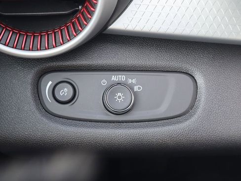 Used 2025 Chevrolet Trax RS w/ Sunroof Package image 23