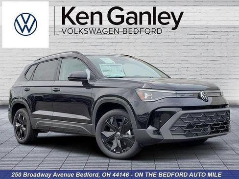 New 2026 Volkswagen Taos SE FWD image 1