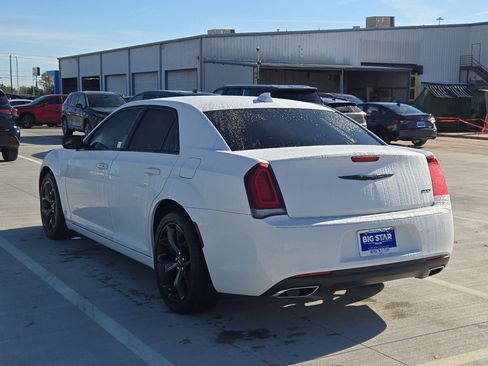 Used 2023 Chrysler 300 Touring w/ Sport Appearance Package image 6