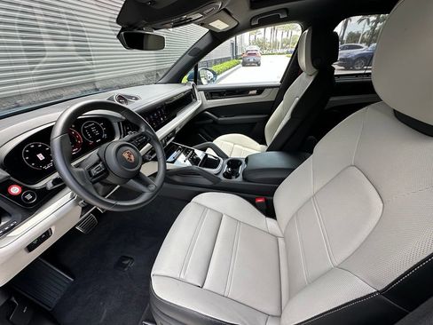 Certified 2026 Porsche Cayenne S AWD/4WD image 4