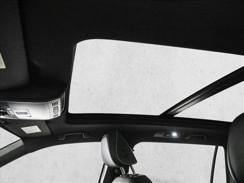 Used 2022 Volkswagen Tiguan SE R-Line image 16