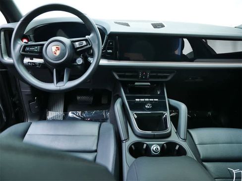 Used 2025 Porsche Cayenne image 15