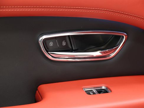 Used 2022 Bentley Bentayga AWD/4WD image 60