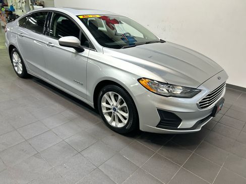 Used 2019 Ford Fusion SE FWD image 2
