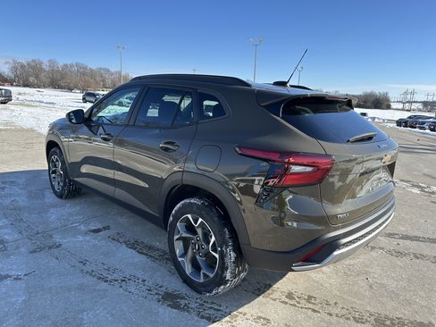 Used 2024 Chevrolet Trax LT w/ LT Convenience Package image 5