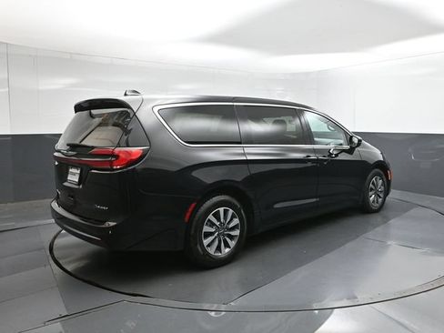 Used 2024 Chrysler Pacifica Limited FWD image 8