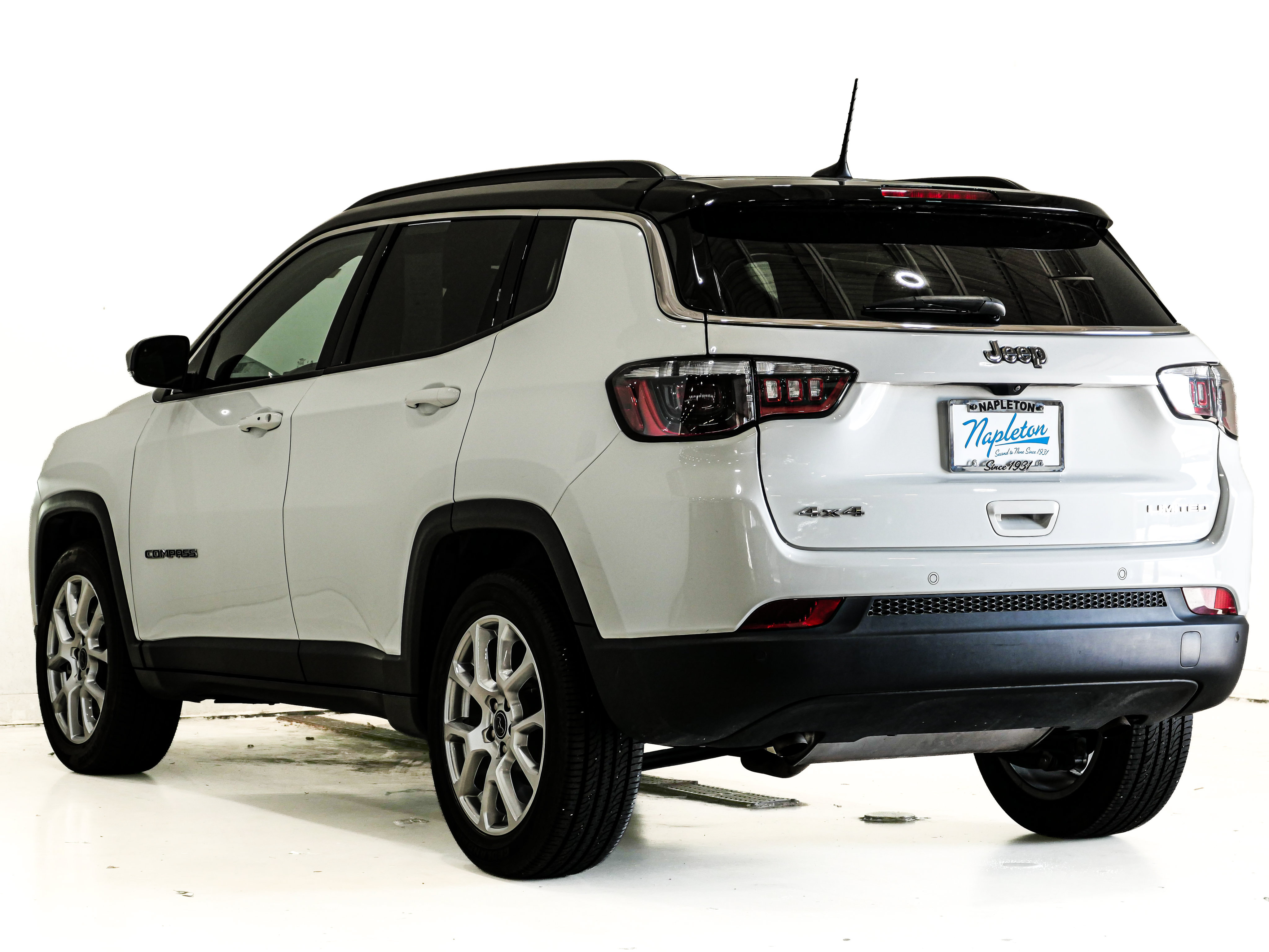 Used 2025 Jeep Compass Limited AWD/4WD image 8