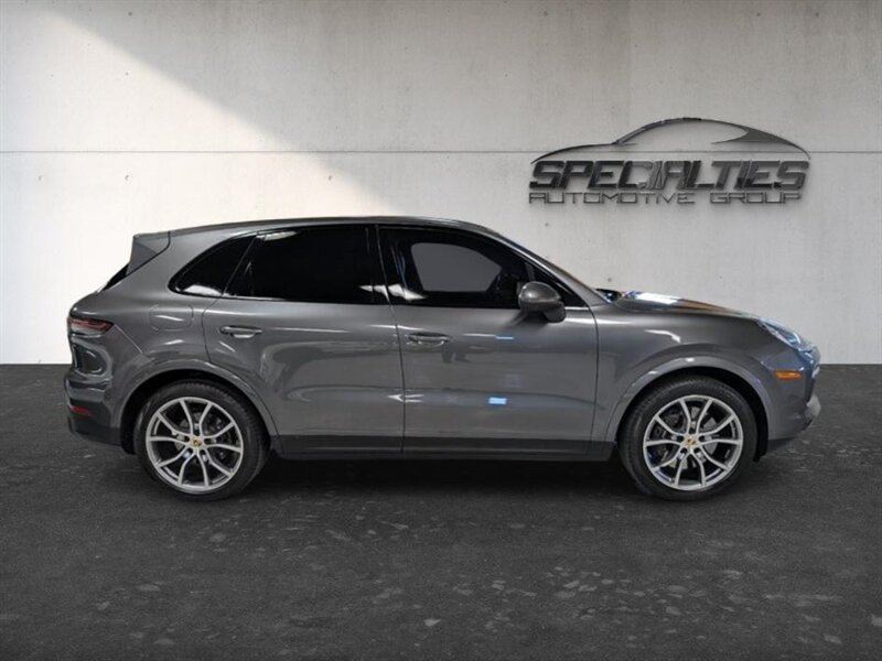 Used 2023 Porsche Cayenne w/ Premium Package AWD/4WD image 11