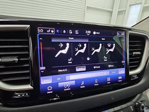 Used 2023 Chrysler Pacifica Touring-L FWD image 15