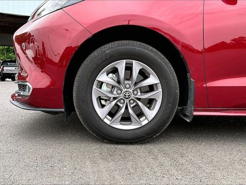 Used 2024 Toyota Sienna XLE FWD image 2