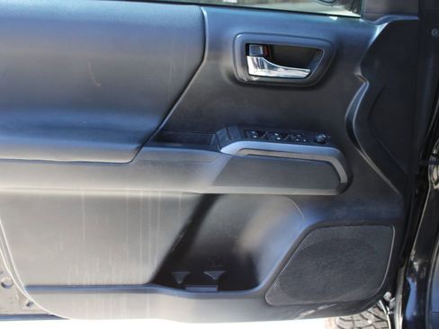 Used 2019 Toyota Tacoma TRD Sport w/ Technology Package AWD/4WD image 28
