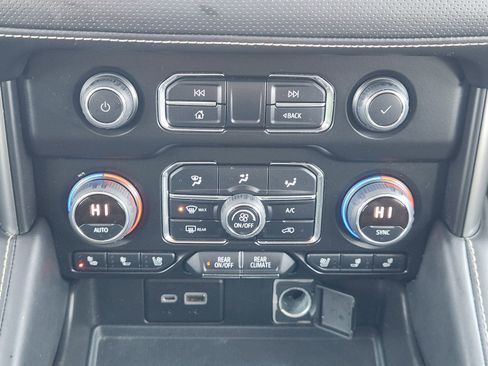 Used 2022 Chevrolet Suburban Premier image 19