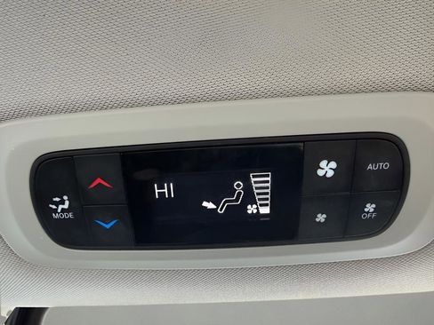 Used 2023 Chrysler Pacifica Touring-L image 16