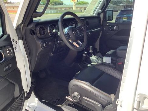 Used 2023 Jeep Wrangler Unlimited Sahara AWD/4WD image 7
