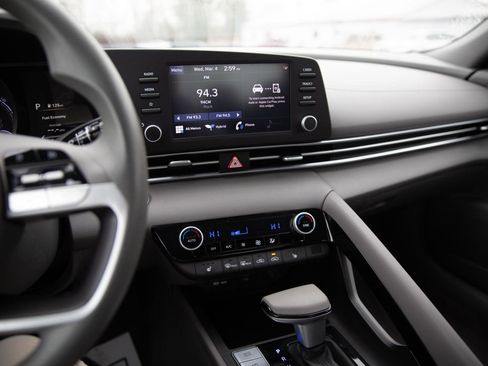 Used 2023 Hyundai Elantra Blue image 14