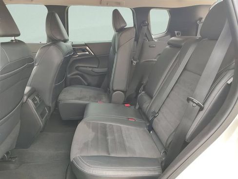 Used 2023 Mitsubishi Outlander SE FWD image 28