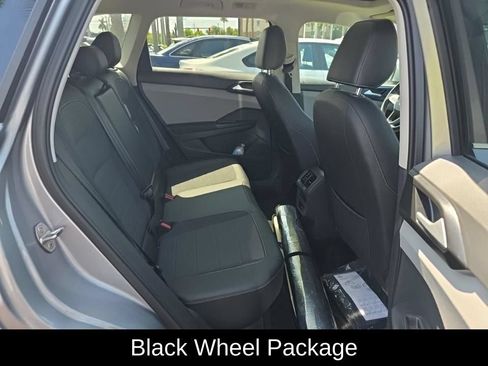Used 2023 Volkswagen Taos SE w/ Panoramic Sunroof Package FWD image 7