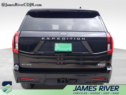 Used 2025 Ford Expedition Active AWD/4WD image 4