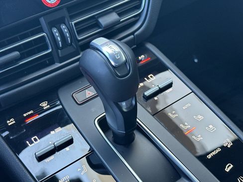 Certified 2025 Porsche Macan image 22