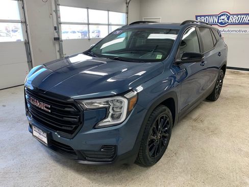 Used 2024 GMC Terrain SLE w/ Driver Convenience Package AWD/4WD image 2