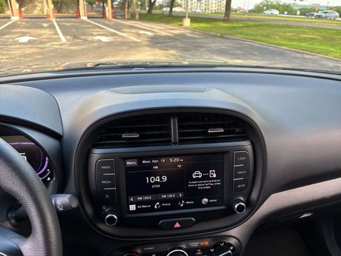 Used 2025 Kia Soul LX w/ LX Technology Package FWD image 17