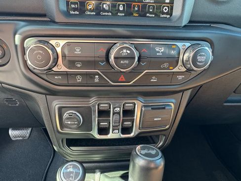 Used 2022 Jeep Wrangler Unlimited Sahara AWD/4WD image 32