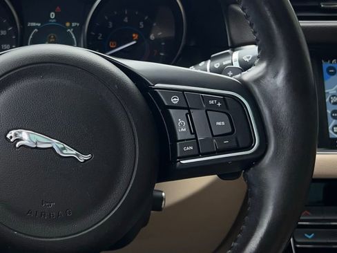Used 2016 Jaguar XF Premium image 46