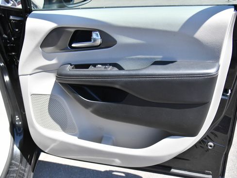 Used 2023 Chrysler Pacifica Touring-L FWD image 49