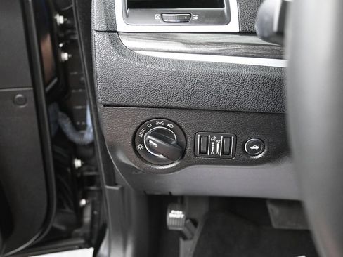 Used 2022 Chrysler 300 Touring w/ Sport Appearance Package RWD image 29