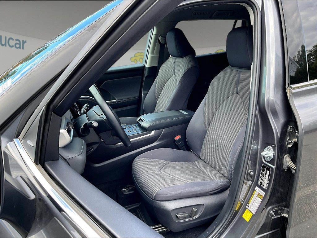 Used 2021 Toyota Highlander LE AWD/4WD image 10