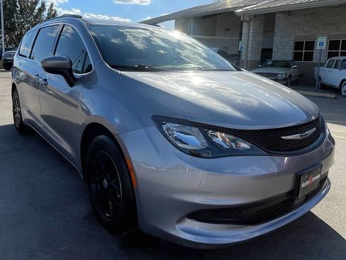 Used 2021 Chrysler Voyager Lxi image 3