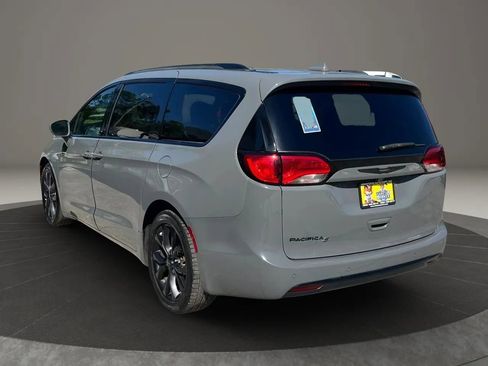 Used 2020 Chrysler Pacifica Touring-L Plus w/ S Appearance Package FWD image 5