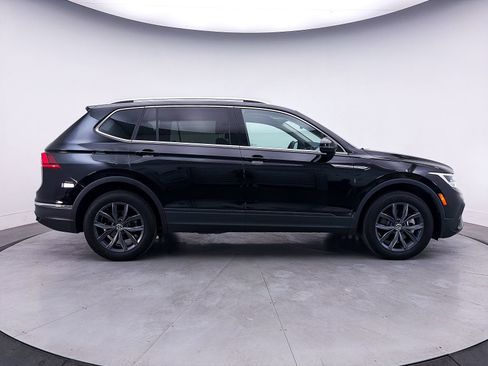 Used 2023 Volkswagen Tiguan SE AWD/4WD image 38