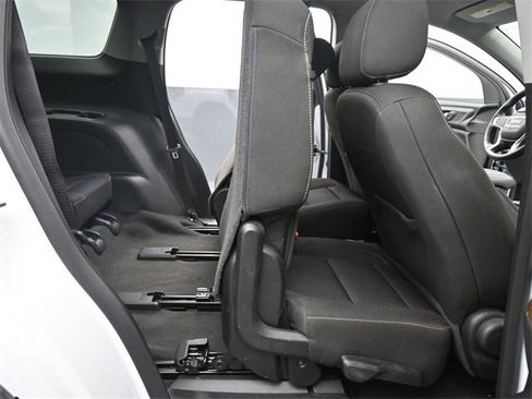 Used 2023 GMC Acadia SLE image 16