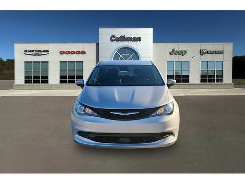 Used 2023 Chrysler Voyager LX image 4