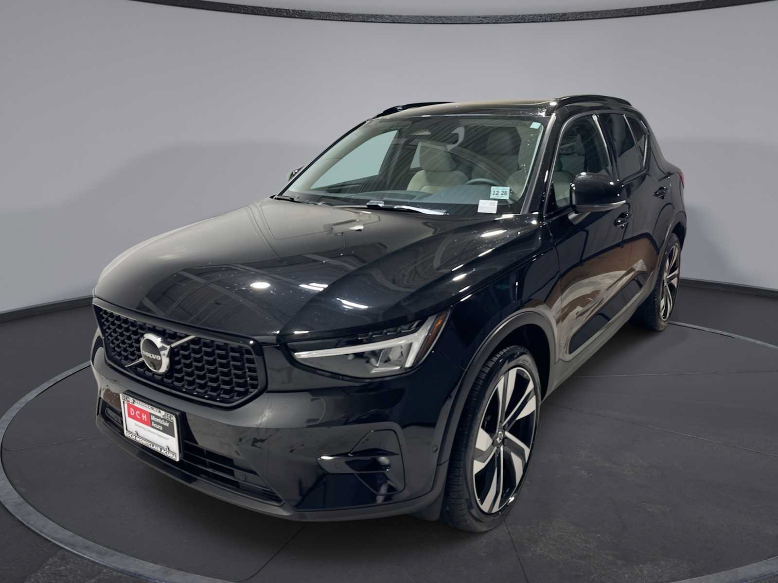 Used 2024 Volvo XC40 B5 Plus w/ Climate Package AWD/4WD image 1