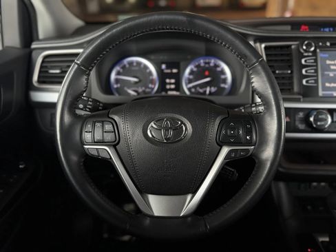 Used 2019 Toyota Highlander XLE AWD/4WD image 22