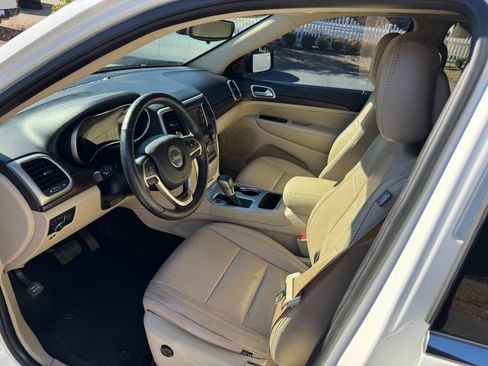 Used 2017 Jeep Grand Cherokee Laredo w/ Quick Order Package 2BE image 9