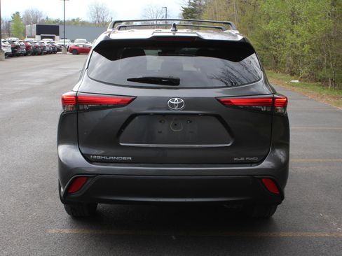 Used 2023 Toyota Highlander XLE AWD/4WD image 6