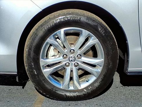 Certified 2024 Toyota Sienna Platinum image 9