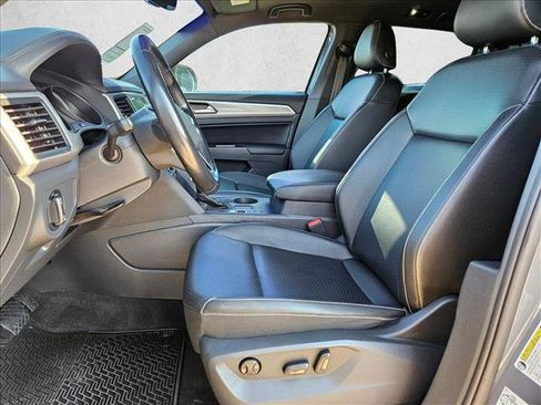 Used 2020 Volkswagen Atlas Cross Sport SE w/ Panoramic Sunroof Package FWD image 16