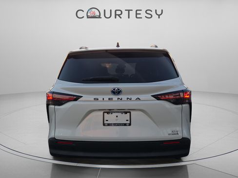 Used 2021 Toyota Sienna XLE image 4