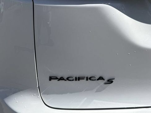 Used 2025 Chrysler Pacifica Limited FWD image 7