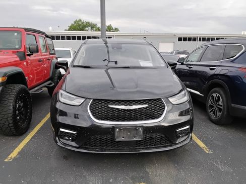 Used 2023 Chrysler Pacifica Touring-L FWD image 13