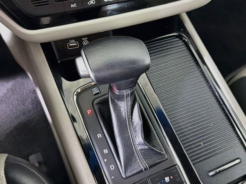 Used 2017 Kia Sedona SX FWD image 25