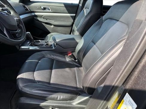 Used 2017 Ford Explorer XLT w/ Equipment Group 202A image 5