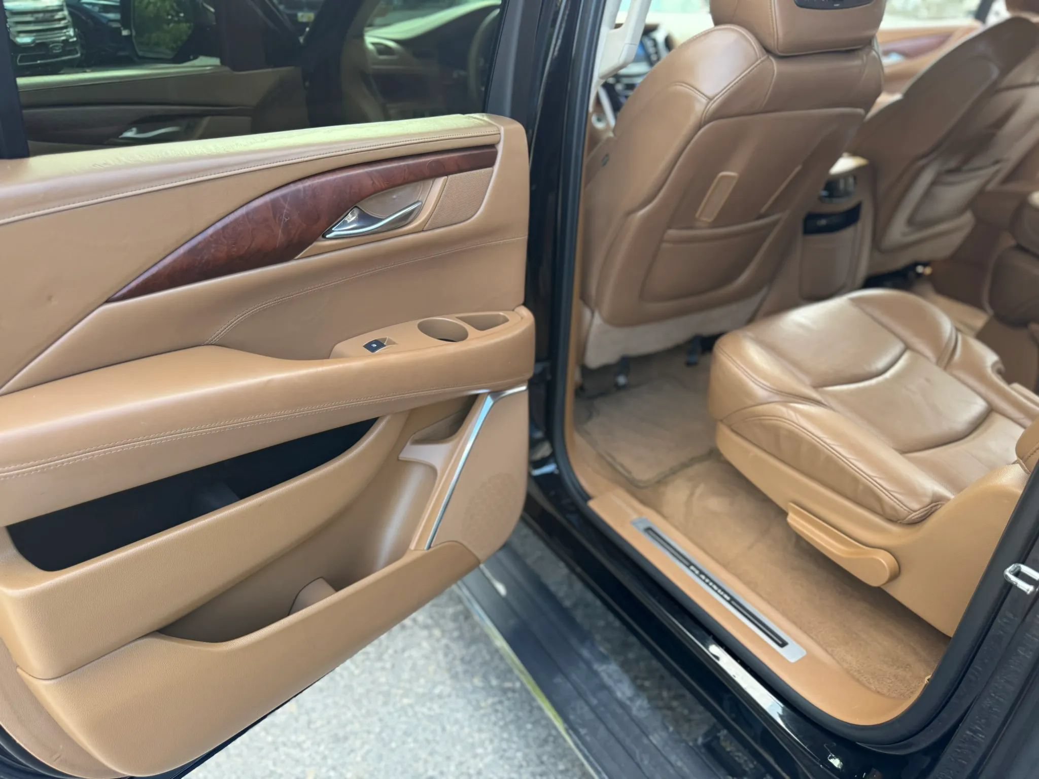 Used 2015 Cadillac Escalade ESV Platinum AWD/4WD image 16