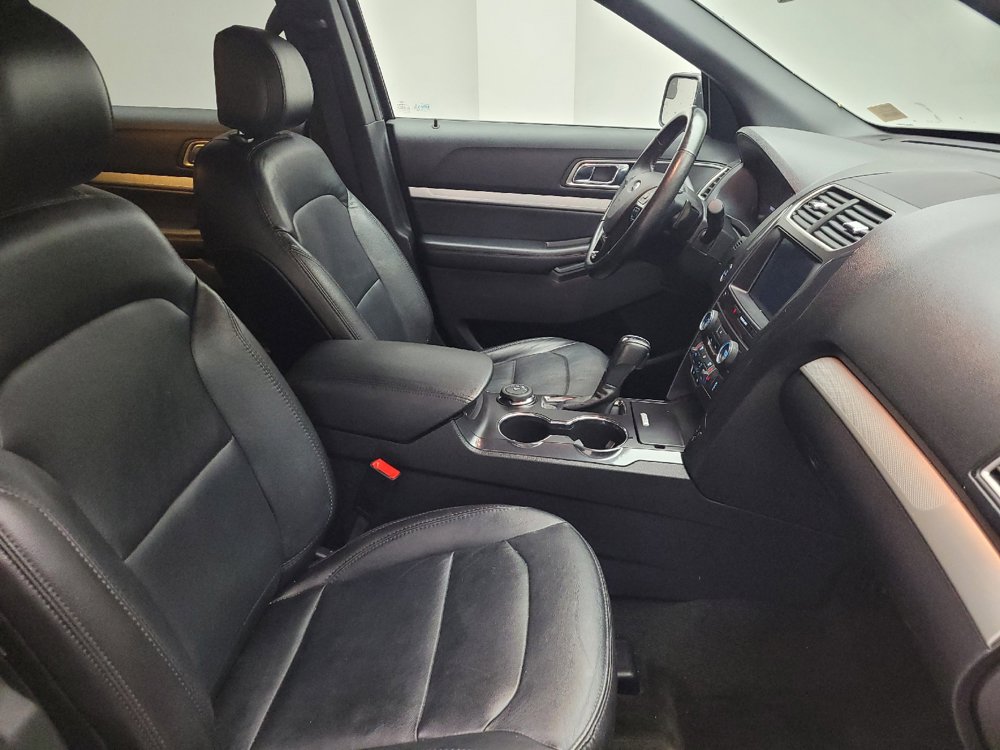 Used 2017 Ford Explorer XLT w/ Equipment Group 202A AWD/4WD image 19